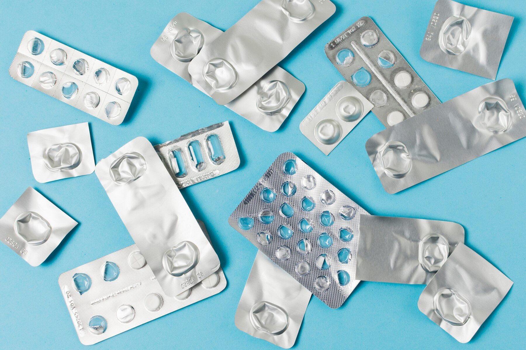 medical-treatment-with-pills_23-2148109015